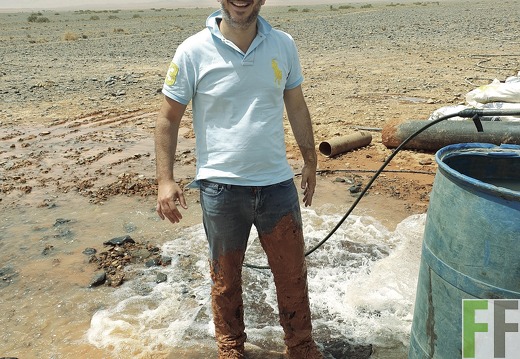 Driss Charef bei den Wasserbohrungen